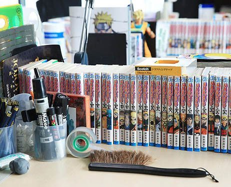 mesa de trabalho possui os volumes de seu manga - Kishimoto’s atelier em Tokyo, Shibuya Ward.