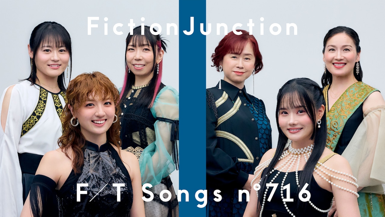 Seis integrantes do FictionJunction reunidas na apresentação para o THE FIRST TAKE