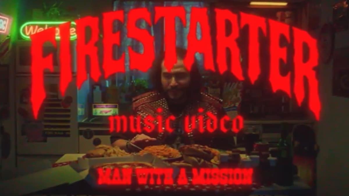 Cena do clipe Firestarter com o título da música em letras vermelhas