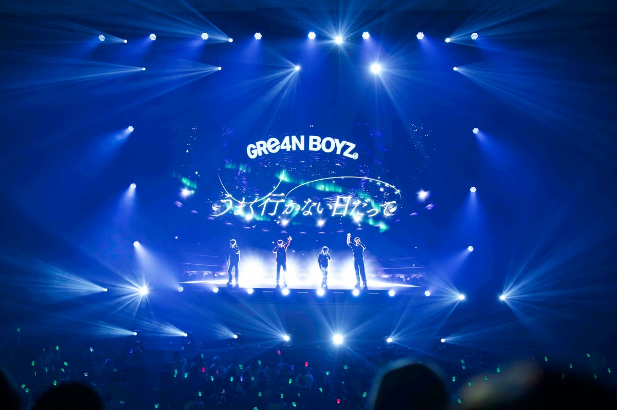 GRe4N BOYZ se apresenta no palco durante o encerramento da turnê de 2026