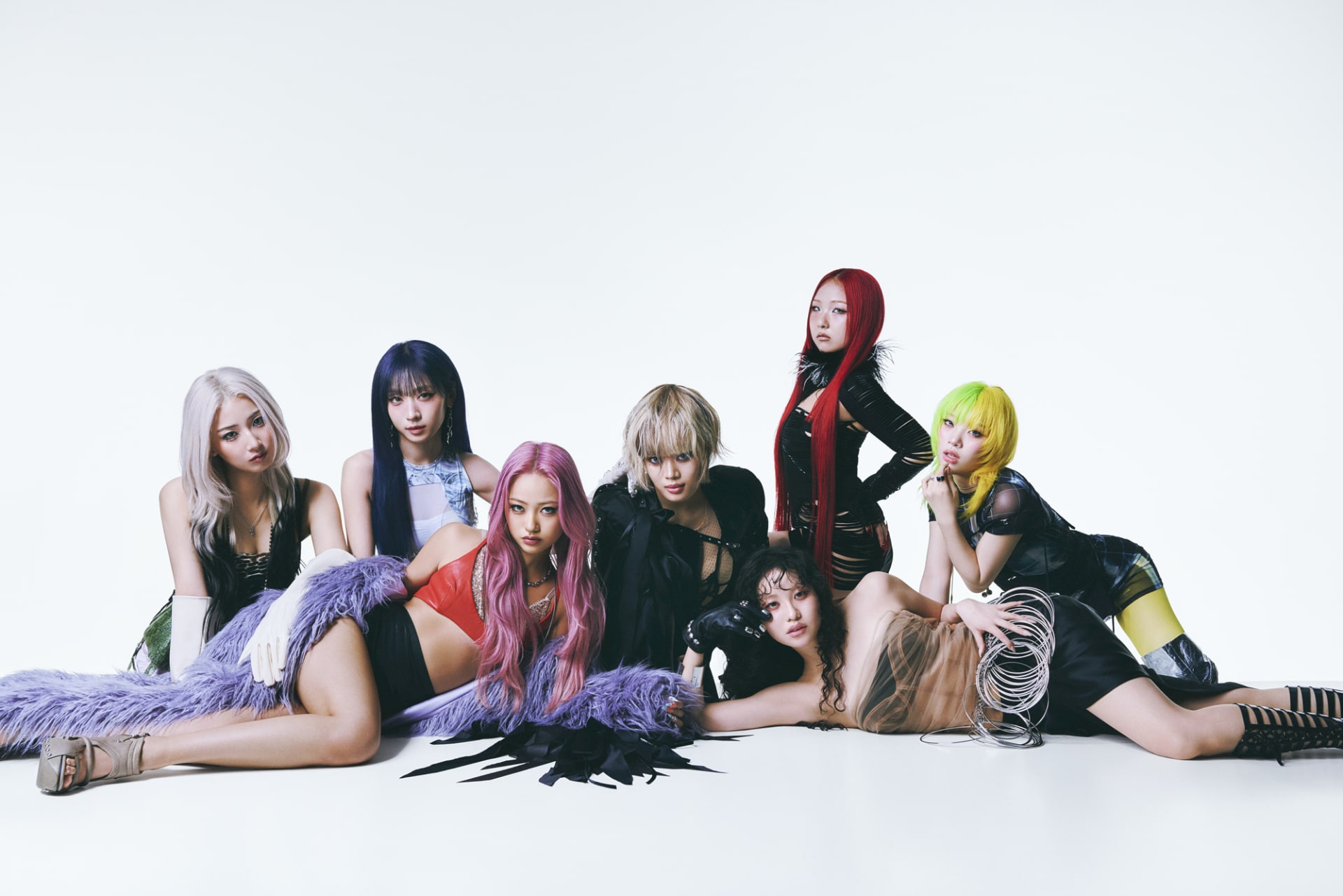 As sete integrantes do grupo HANA em foto promocional