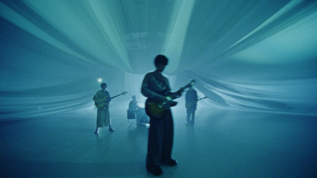 RADWIMPS toca em uma cena azulada do videoclipe You, Like a Star