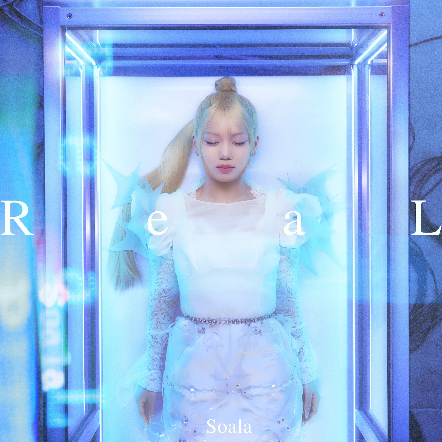 Capa do single ReaL, com retrato de Soala em tons de azul