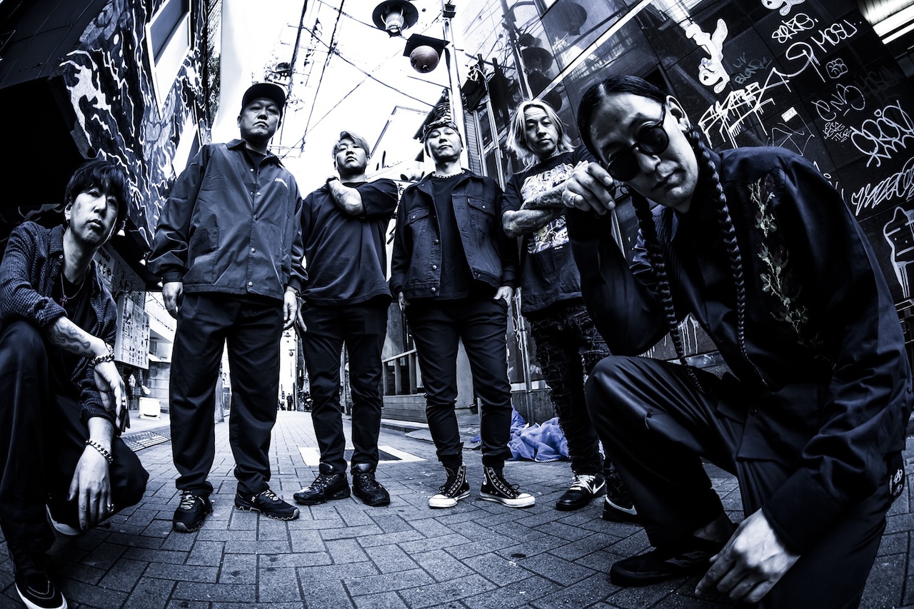 Os seis integrantes da banda Yamaarashi posam em uma rua
