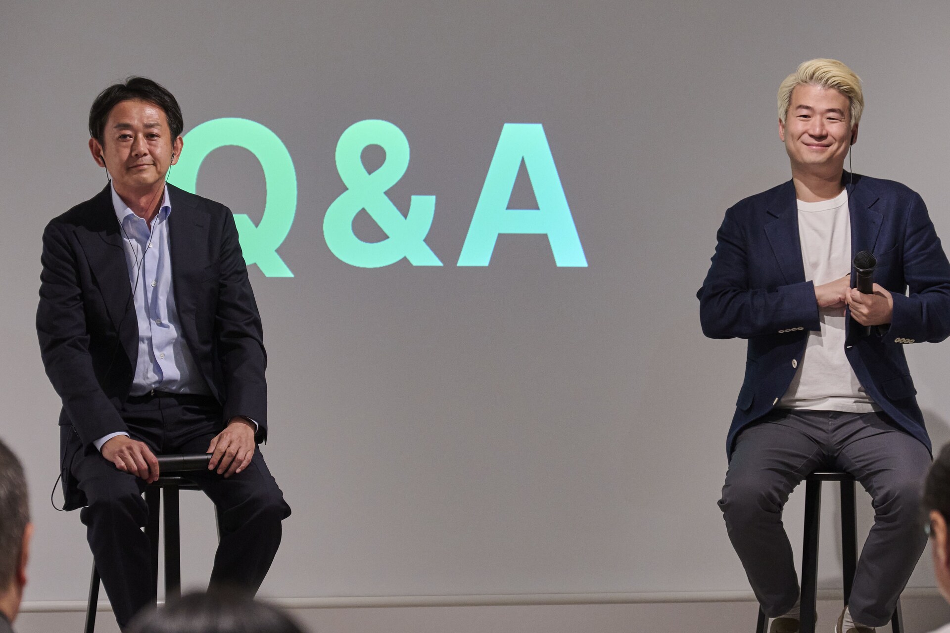 Dois executivos da LINE Digital Frontier e da WEBTOON Entertainment durante apresentação