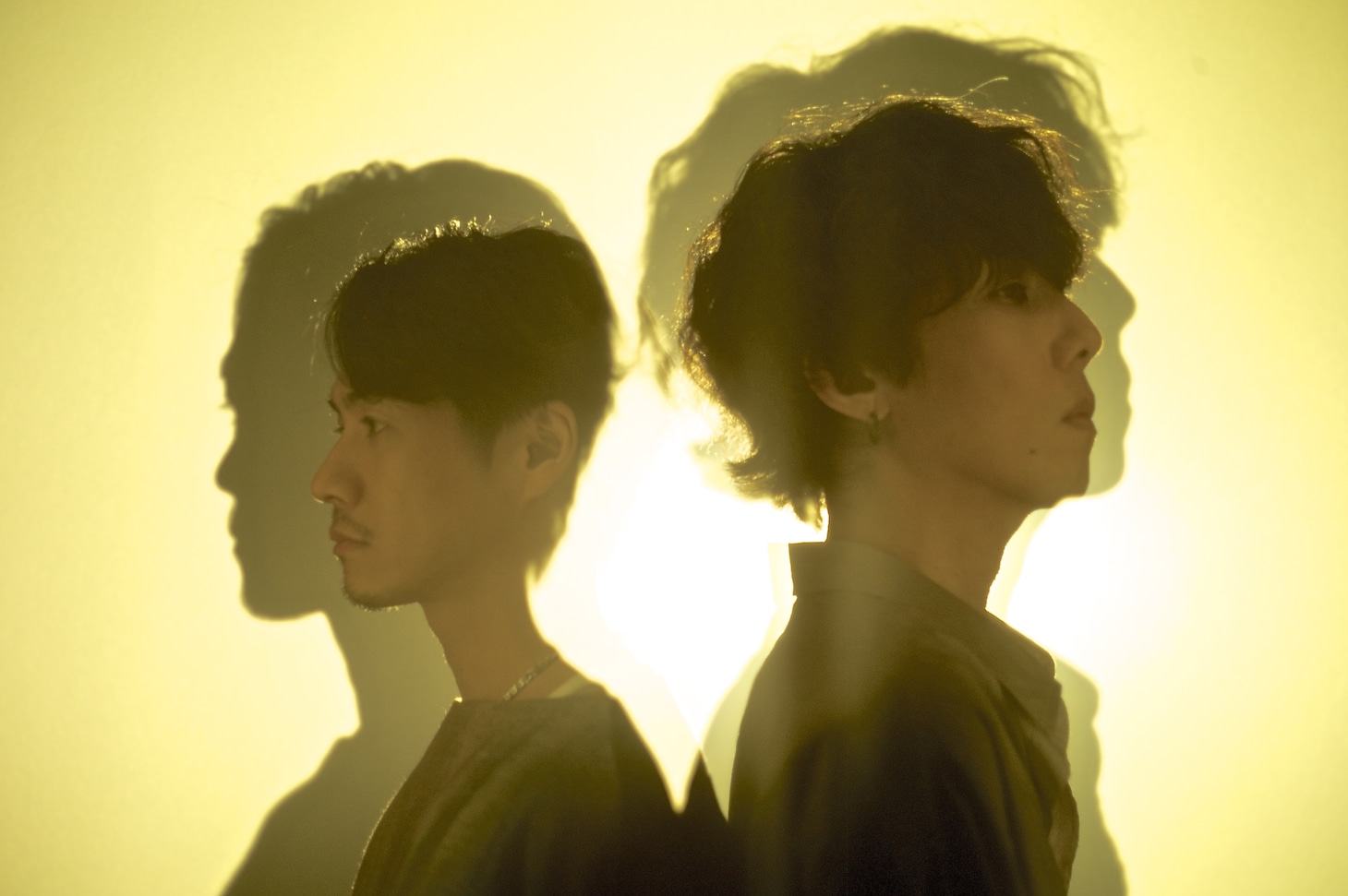 Foto promocional dos integrantes do RADWIMPS em luz amarela