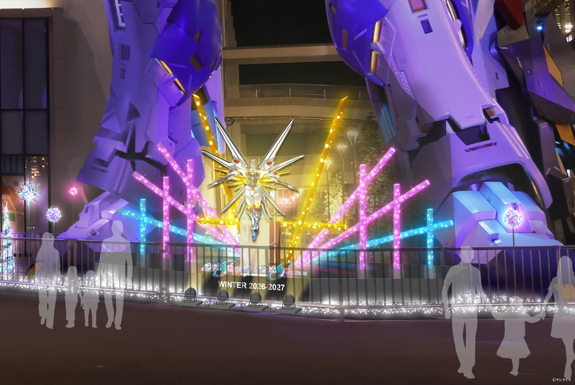 Detalhe da iluminação colorida e do objeto inspirado no Mighty Strike Freedom Gundam diante da estátua do Nu Gundam