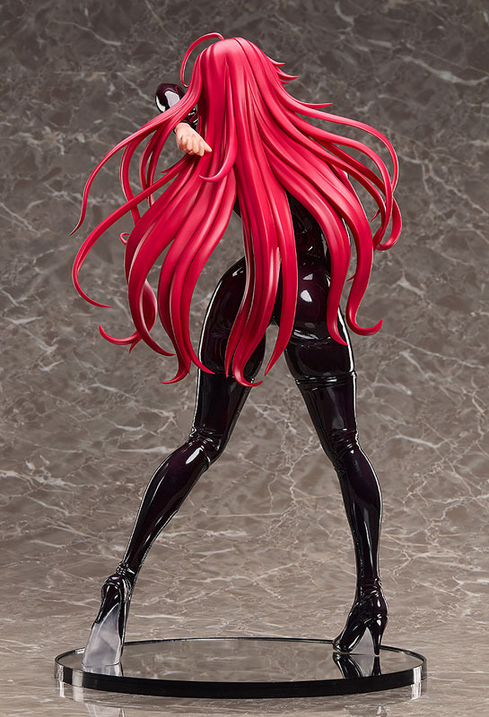 Vista traseira da figura de Rias Gremory com cabelos vermelhos e base de exposição