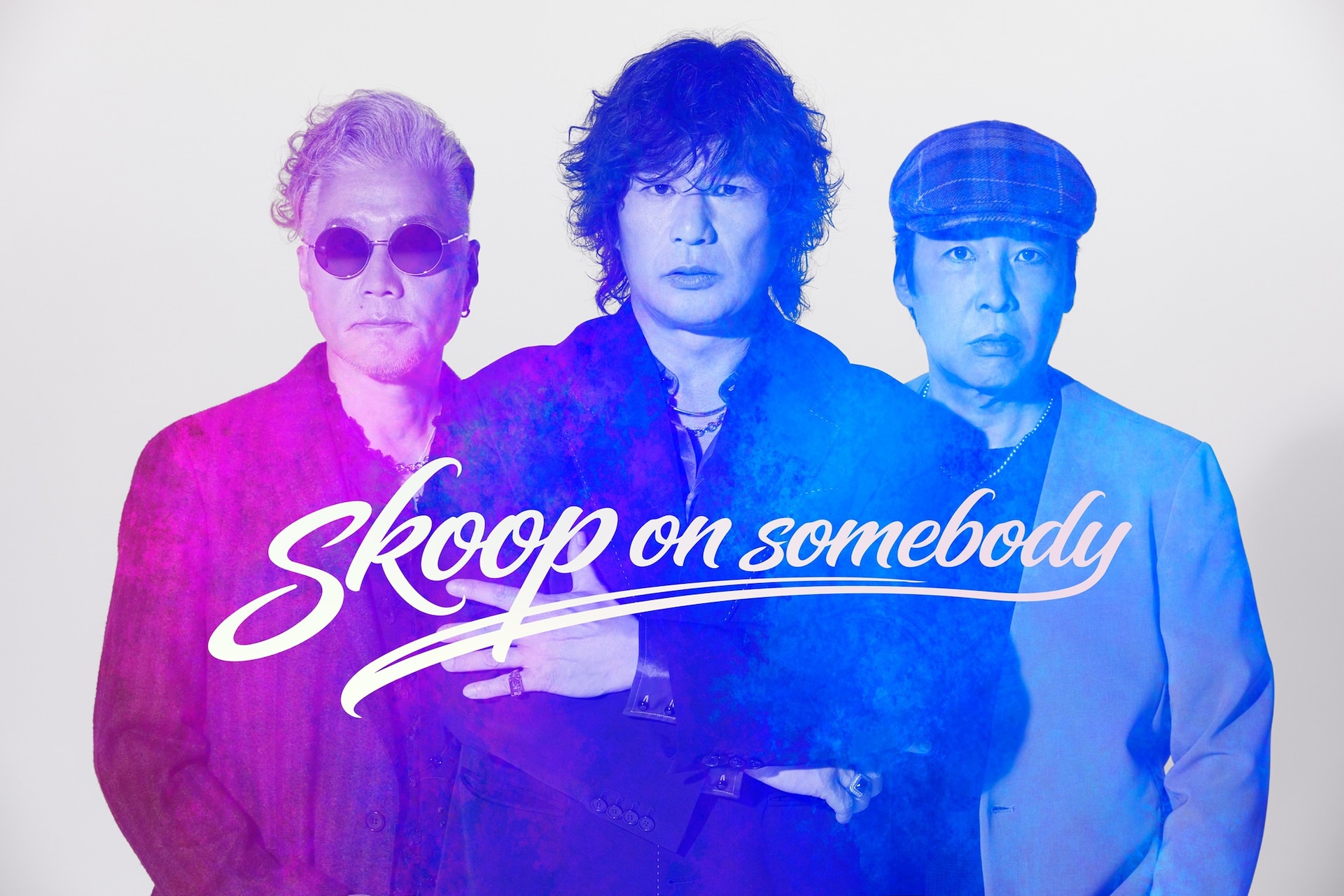 Os três integrantes de Skoop On Somebody em foto promocional com iluminação azul e roxa