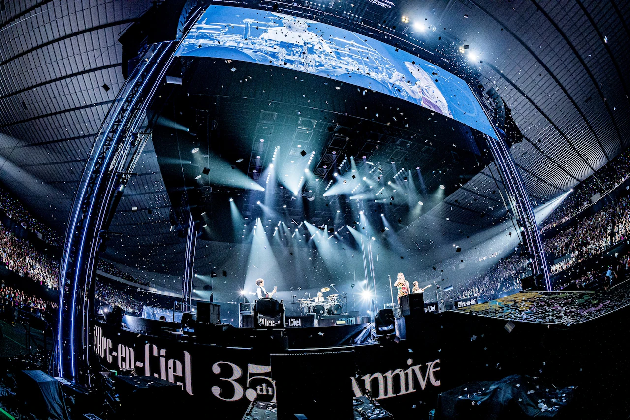 L'Arc-en-Ciel durante apresentação da turnê de 35 anos em Tóquio