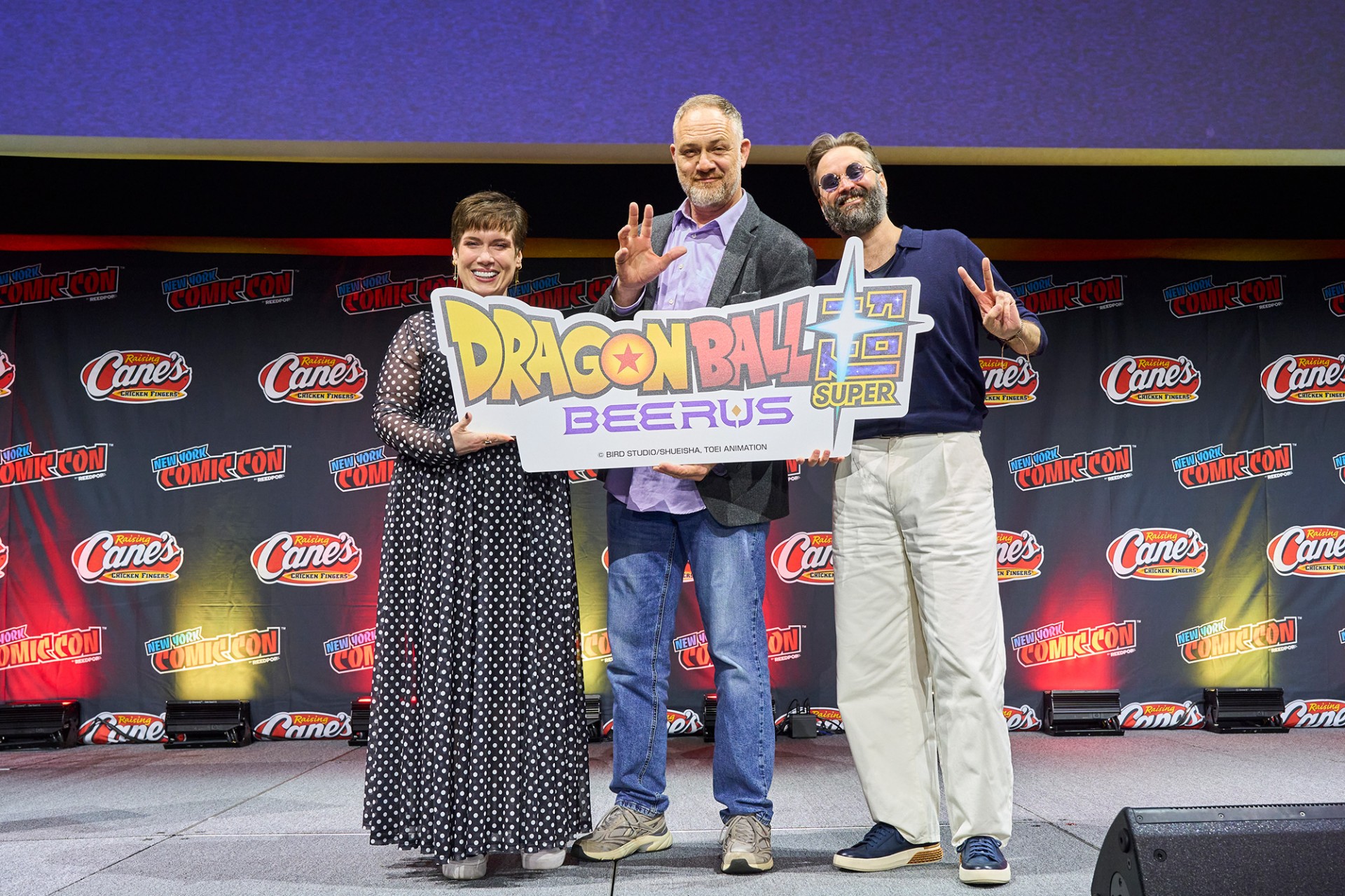 Monica Rial, Jason Douglas e Ian Sinclair no painel de Dragon Ball Super: Beerus na New York Comic Con 2026.